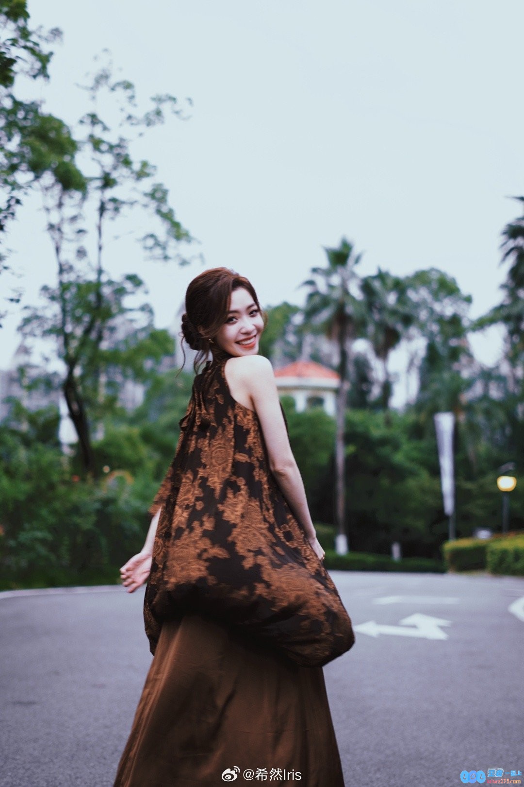 超美LPL赛事主持人希然分享最新时尚自拍：“把风儿轻盈唱的动人旋律藏进裙摆深处~”?