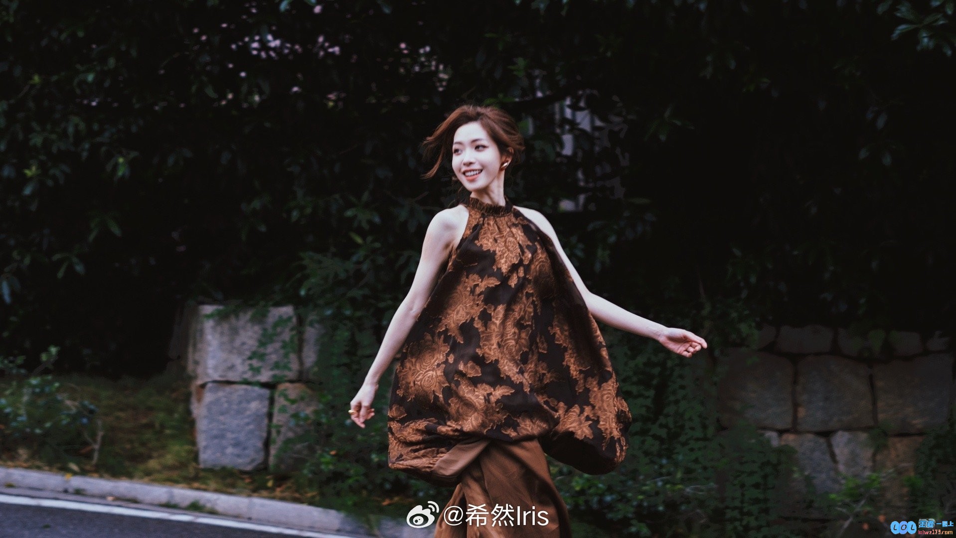 超美LPL赛事主持人希然分享最新时尚自拍：“把风儿轻盈唱的动人旋律藏进裙摆深处~”?
