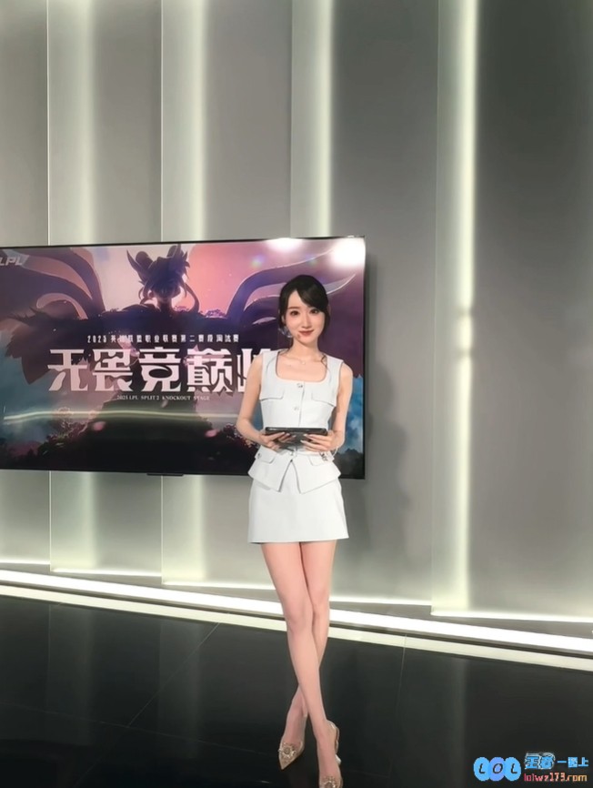 优雅大方！主持人童童分享今日上班OOTD美照，祝大家儿童节快乐，期待你们的回复哦～