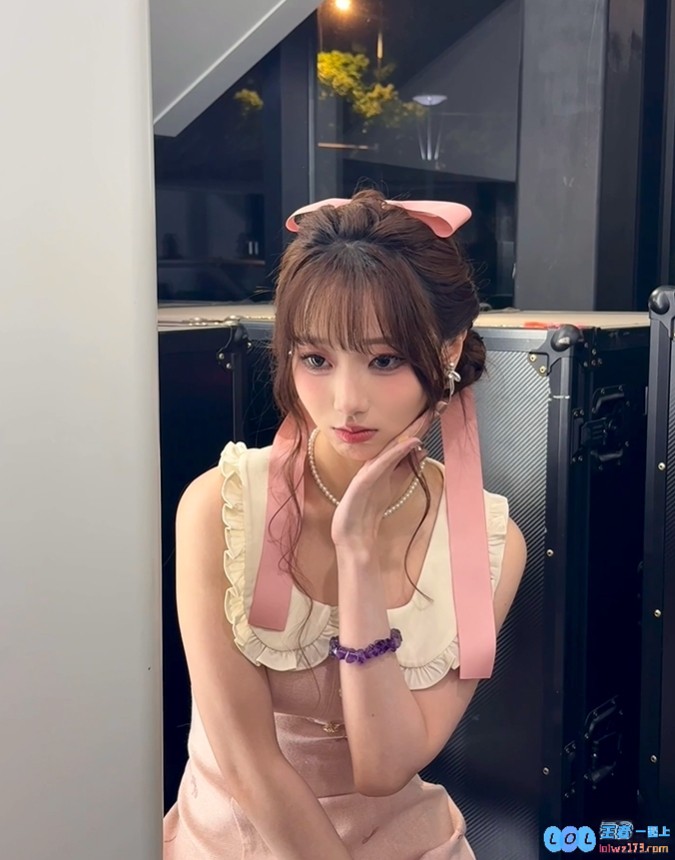 温馨主持阿芙献出美丽瞬间：祝大朋友小朋友们六一儿童节快乐，共享童真与幸福！