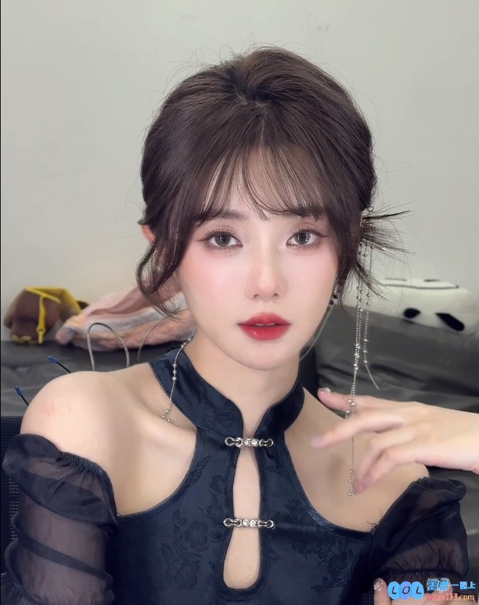 精致！主持小钰更博晒照：好久没见的新中式