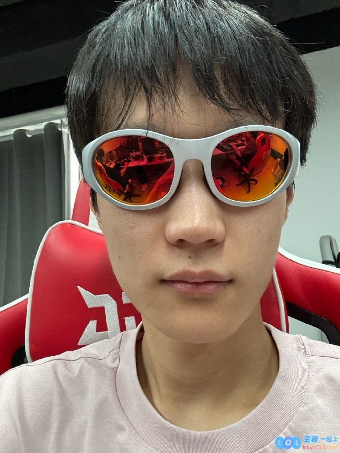 燥热的天，燥热的心！Shanks发布抽象自拍：这么帅的照片，令人无不神往！