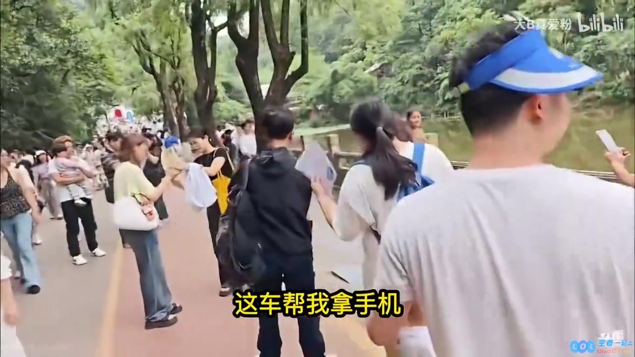 六神猴子！猴王Doinb模仿猴子被抓破胳膊后直道歉，热议不断引发众人关注