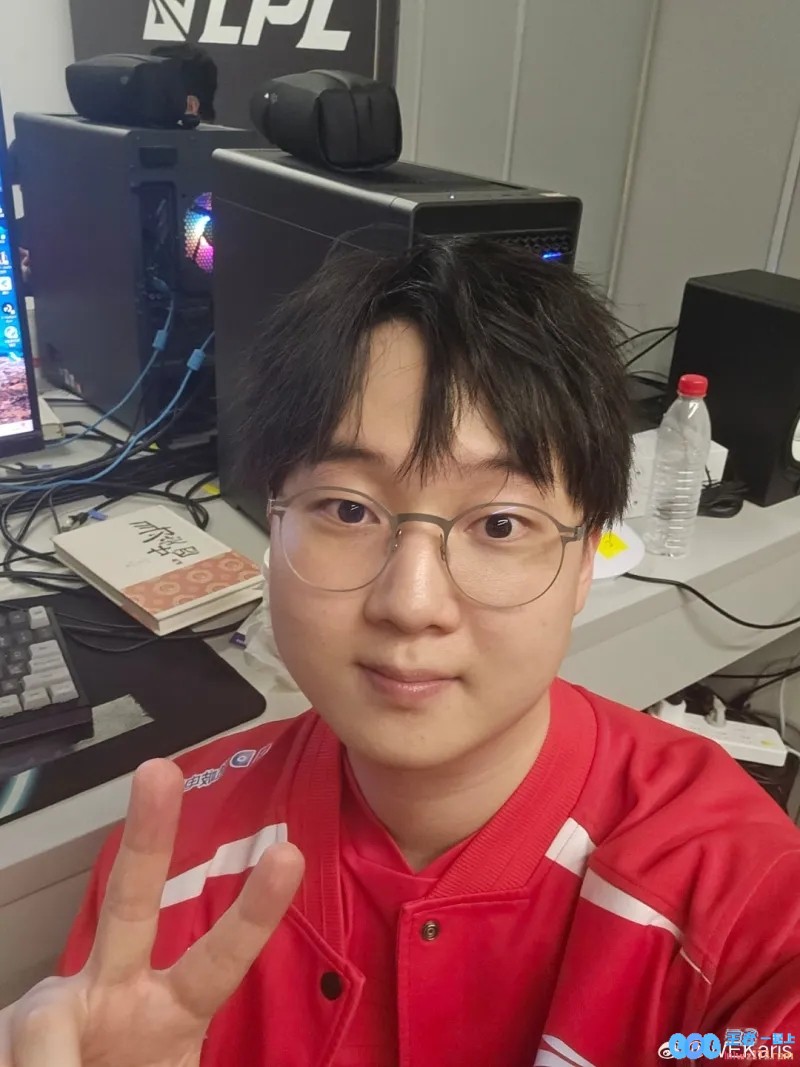 Karis：第一次拿到三连POG非常开心，一定要再战胜TES，冉冉升起的电竞新星！
