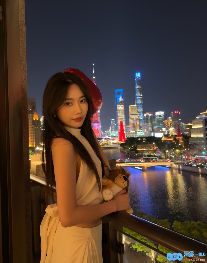 ?眼神在吊人啊！永劫无间赛事女主持晒照：昨天过了超开心的生日
