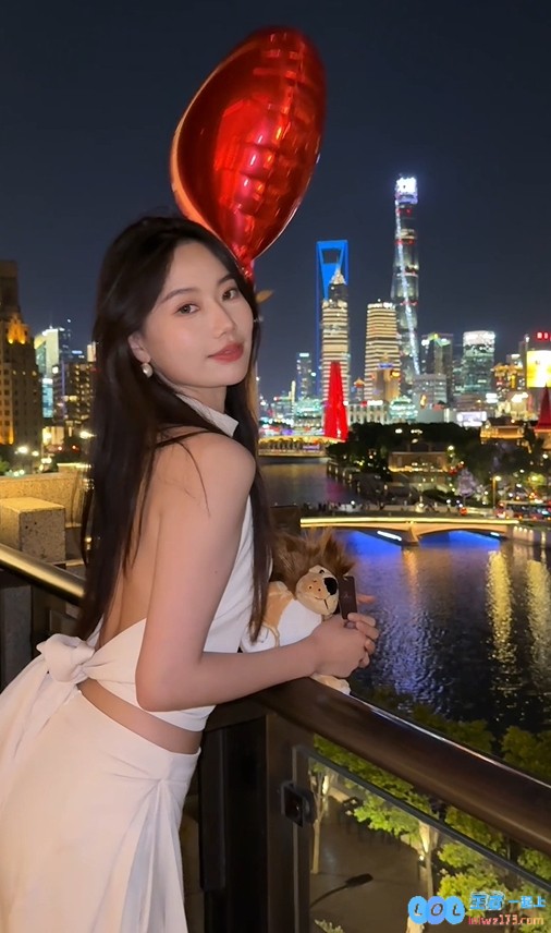?眼神在吊人啊！永劫无间赛事女主持晒照：昨天过了超开心的生日