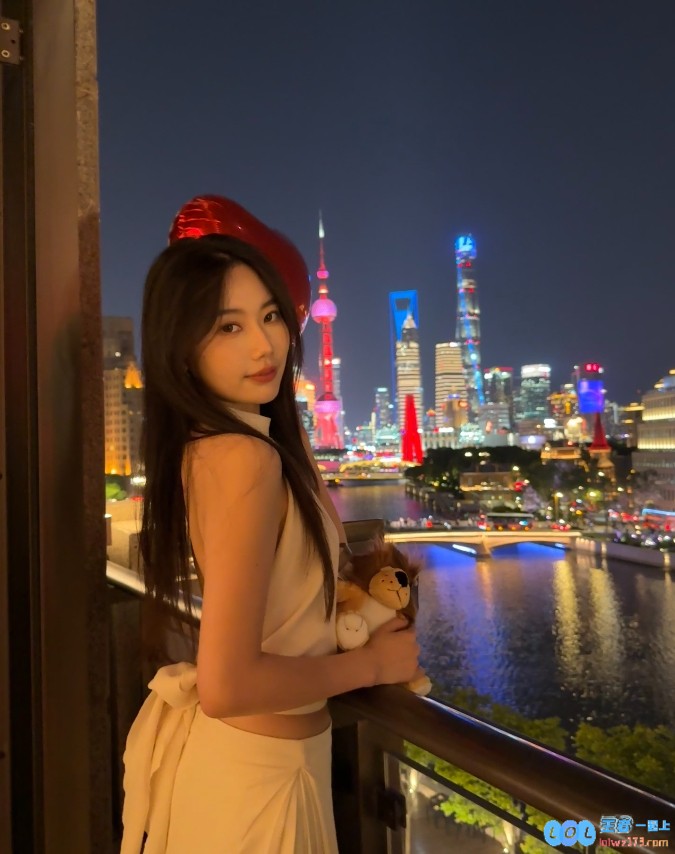 ?眼神在吊人啊！永劫无间赛事女主持晒照：昨天过了超开心的生日