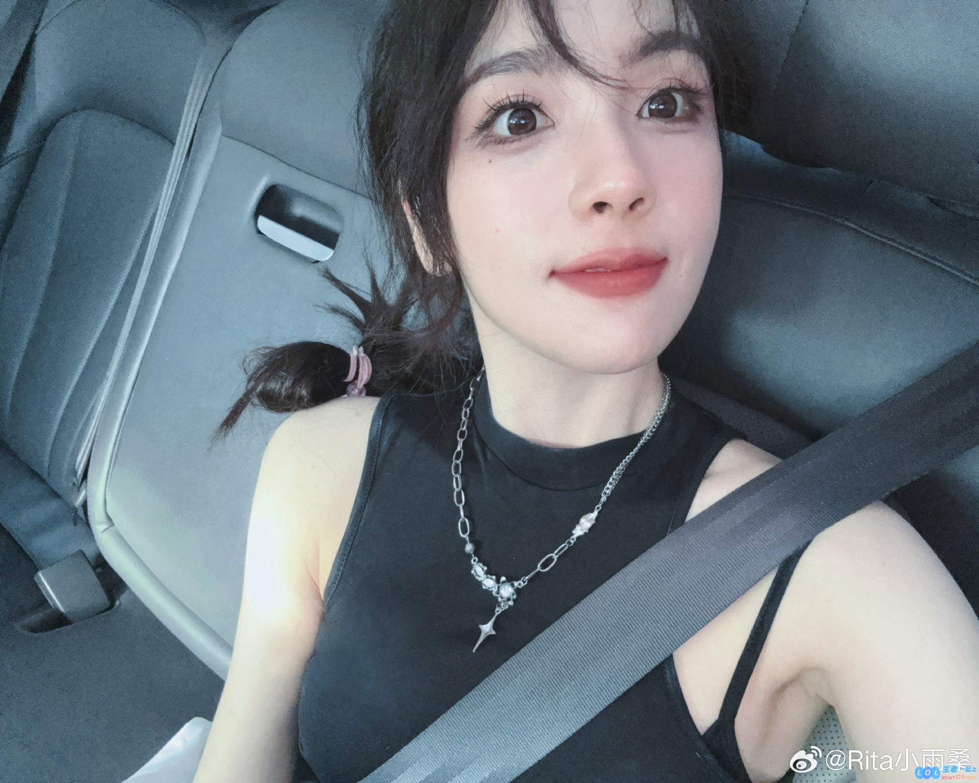 LPL美女解说Rita分享自拍：好堵！我急了，顺便自拍了~