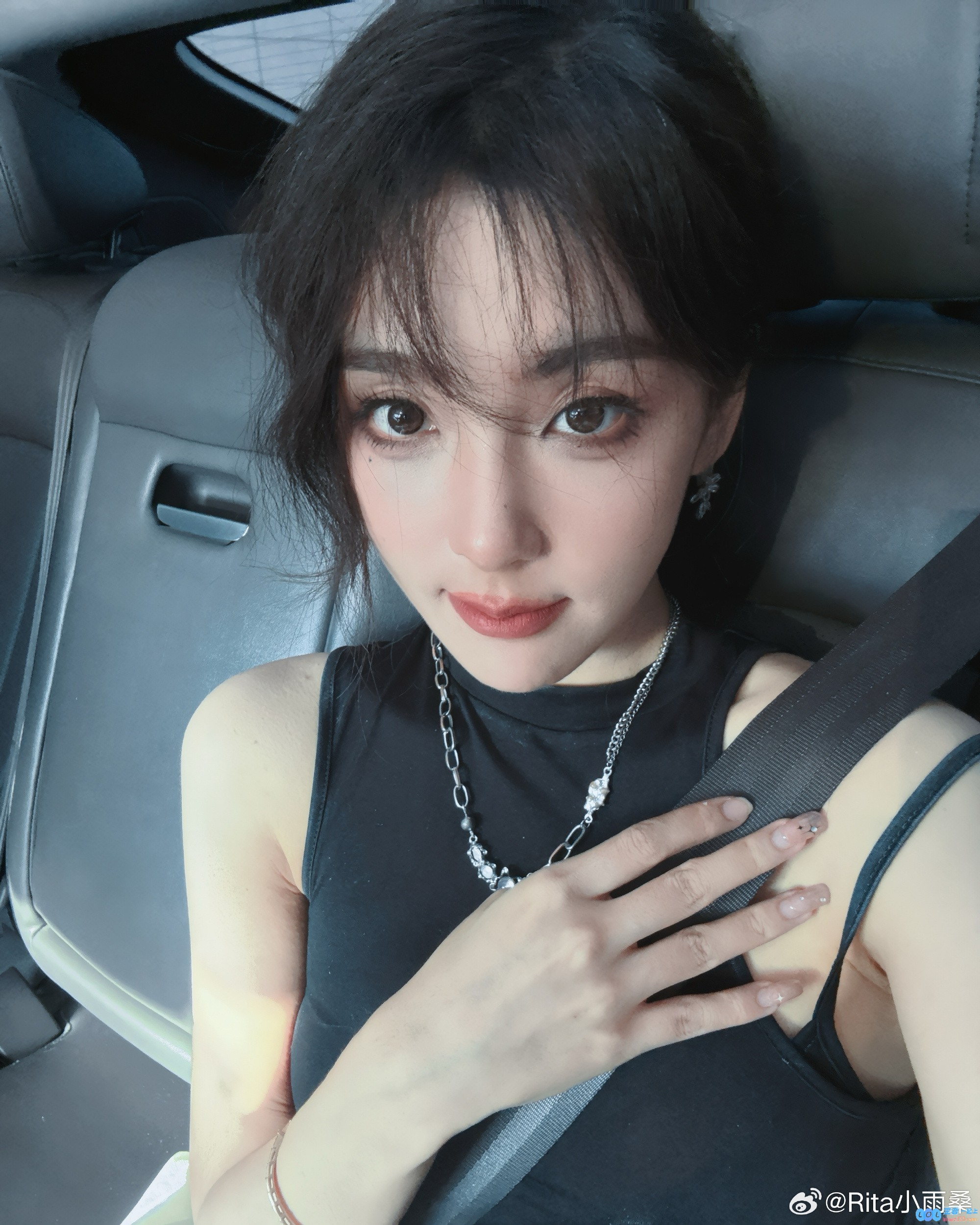 LPL美女解说Rita分享自拍：好堵！我急了，顺便自拍了~