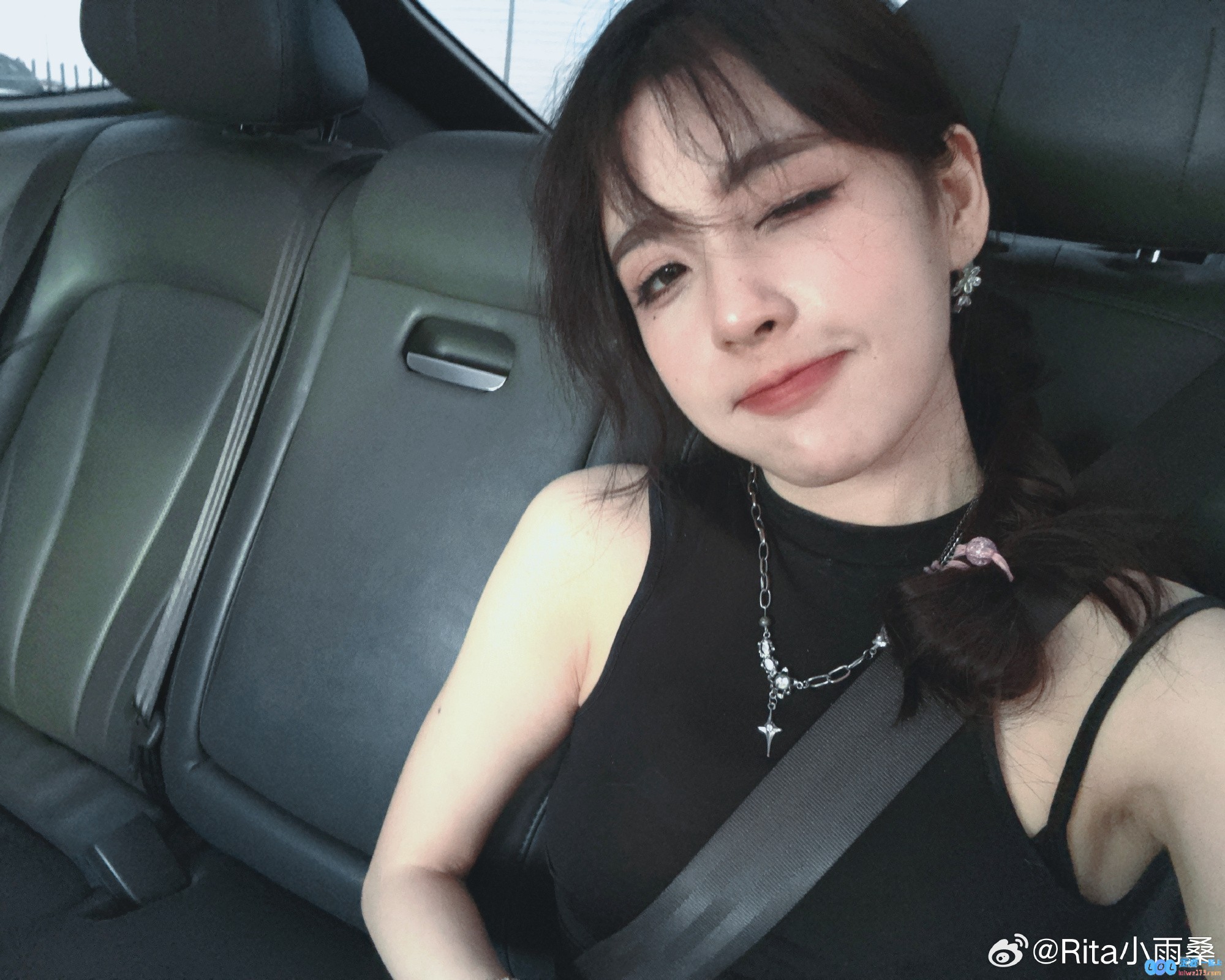 LPL美女解说Rita分享自拍：好堵！我急了，顺便自拍了~
