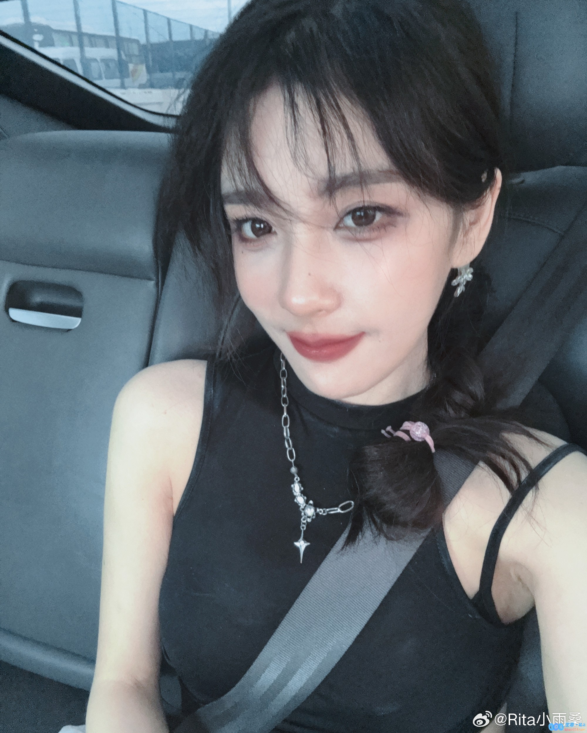 LPL美女解说Rita分享自拍：好堵！我急了，顺便自拍了~