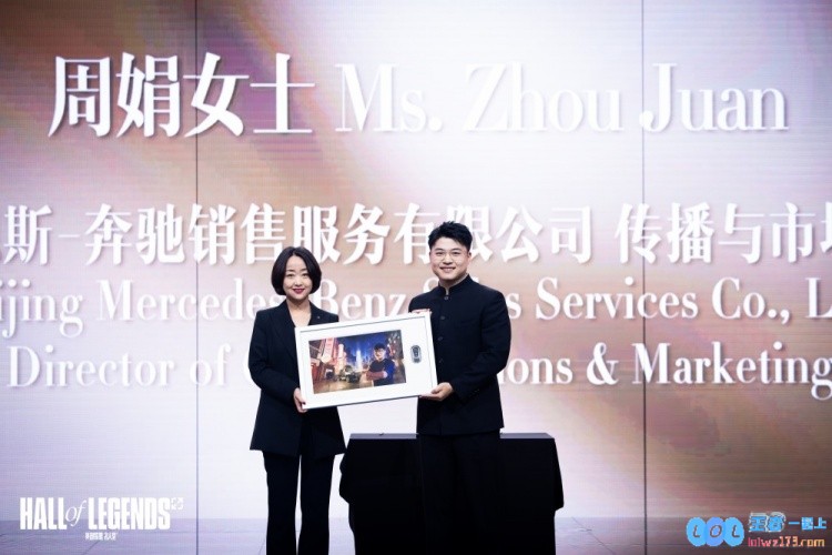 致敬传奇！英雄联盟名人堂Uzi入选典礼圆满举行，现场气氛热烈，粉丝齐聚盛典