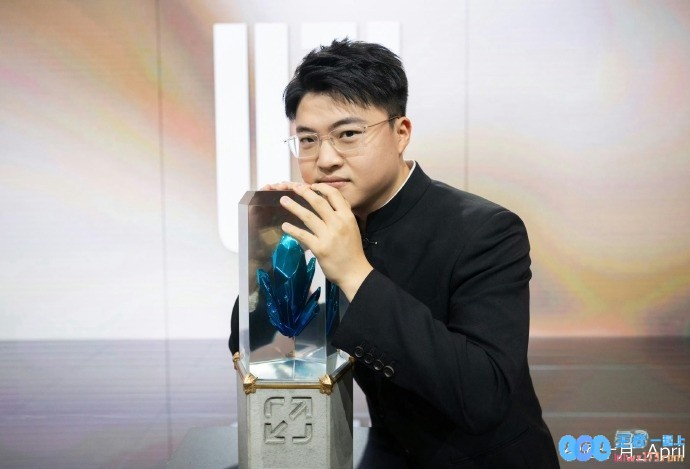 LPL主持十月分享Uzi名人堂典礼返图：图只放五张，因为乌兹YYDS！