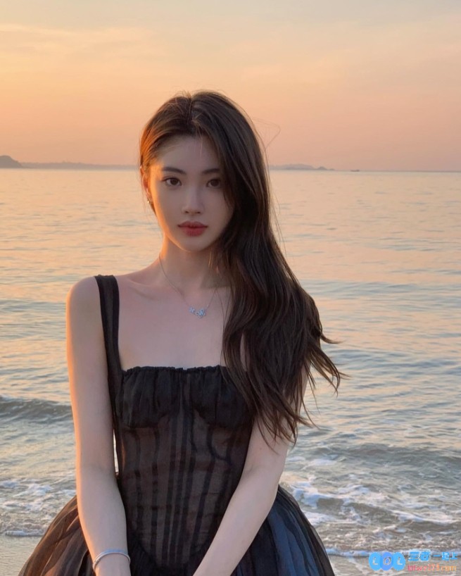 Ming绯闻女友1saye晒照：黑色礼服，顶级颜值，倾城而来~