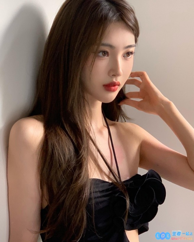 Ming绯闻女友1saye晒照：黑色礼服，顶级颜值，倾城而来~