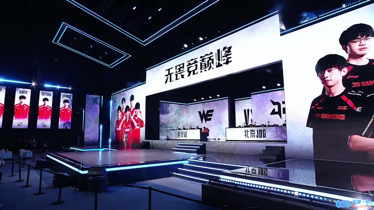 JDGvsWE季后赛本场主持人骆歆出场：纯白造型+一双筷子腿~引发网友热议