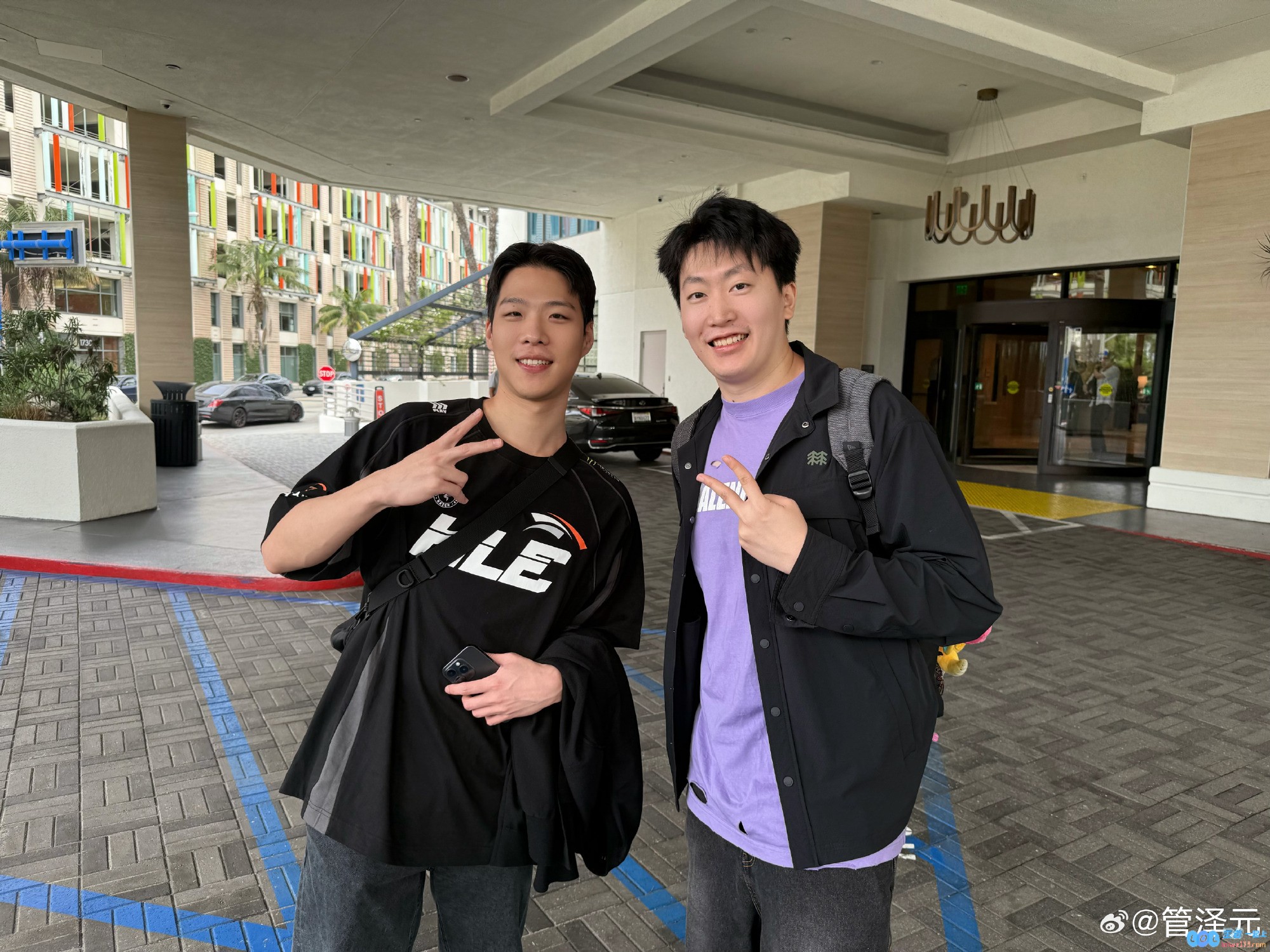 管泽元分享与Smeb合照：来拳头总部遇到一哥们，说他上单玩的还行，感受电竞圈的热情