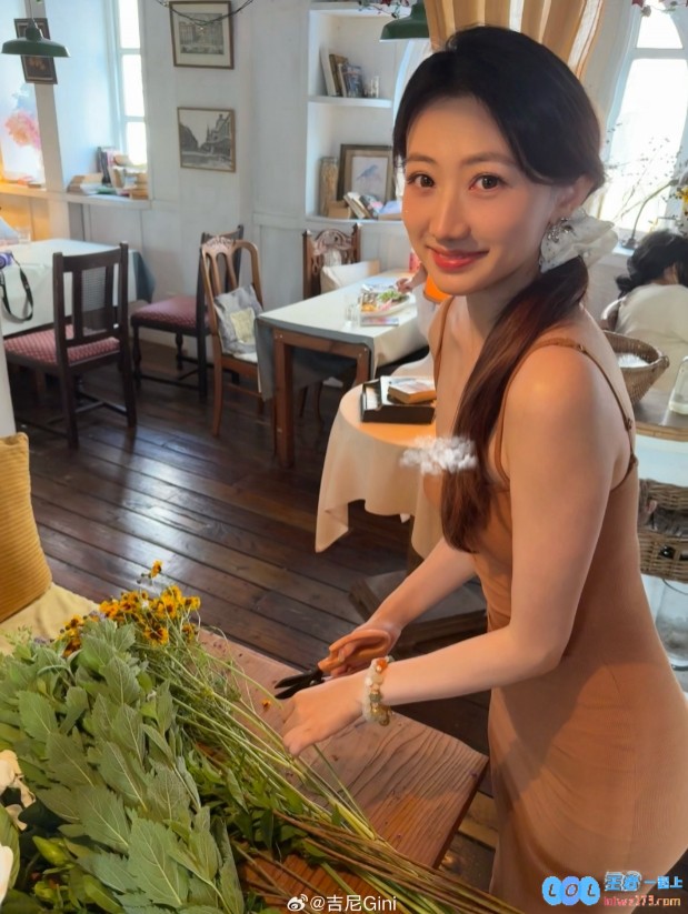 无畏契约主持吉尼晒照：吃啥呢给我来一口🥑，一场美食与游戏的视觉盛宴