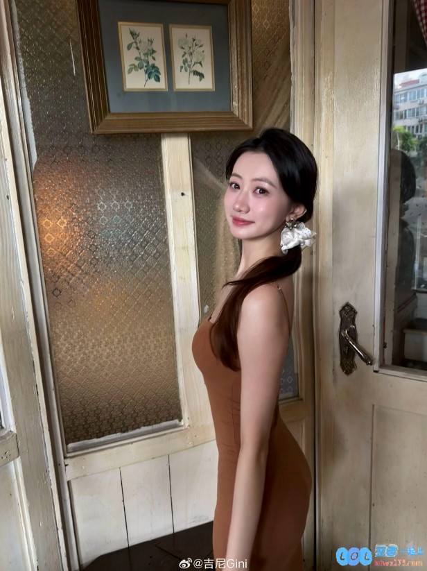 无畏契约主持吉尼晒照：吃啥呢给我来一口🥑，一场美食与游戏的视觉盛宴