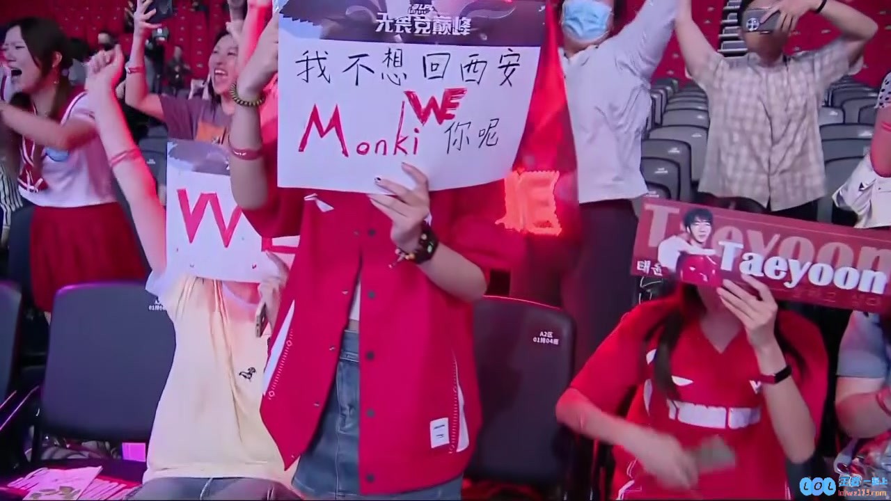 客场大胜JDG，Monki赛后咧牙大笑碰拳，反观JDG众人神情凝重，赛场瞬息万变的情感碰撞