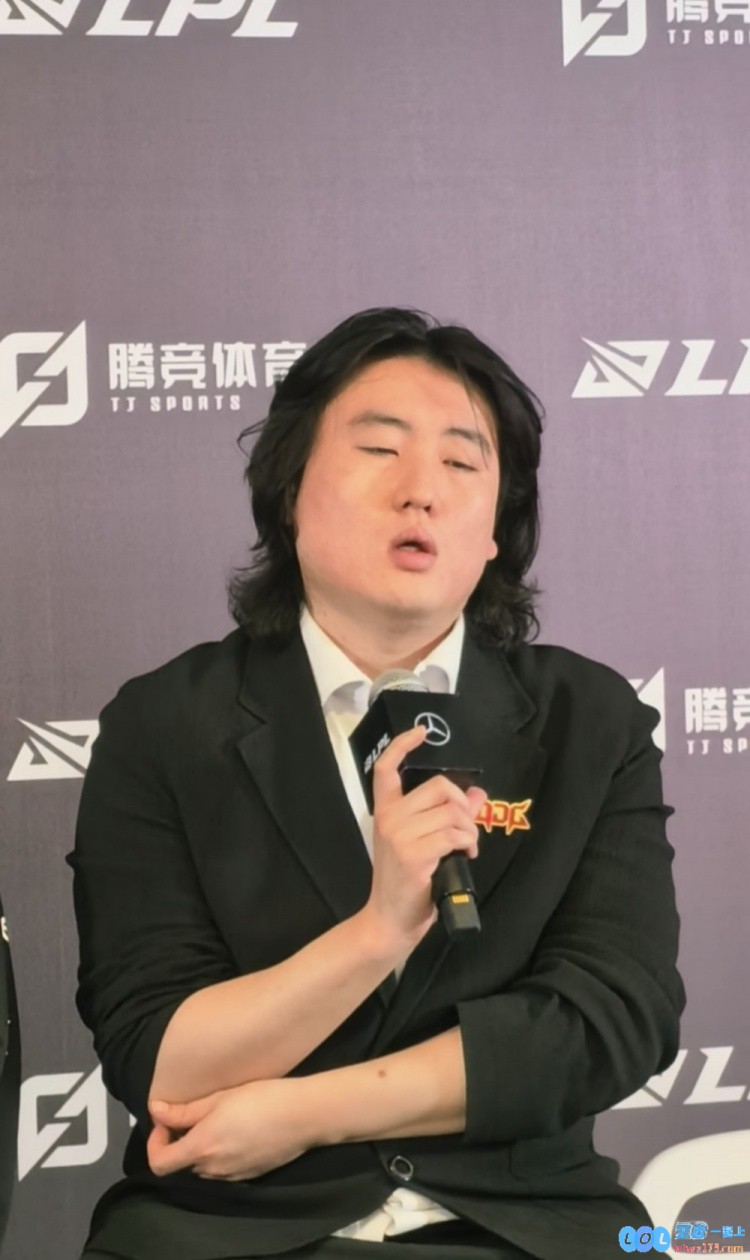 难道不考虑人会不会的问题？JDG教练：猫对线包括后期都可以，游戏中的猫与敌手的完美博弈