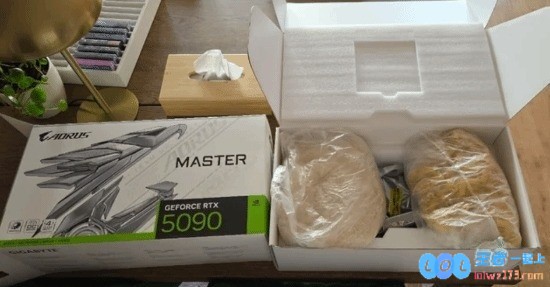 太惨！攒一年钱花2万买RTX5090：开箱是大米和面条，游戏梦竟成了大米梦