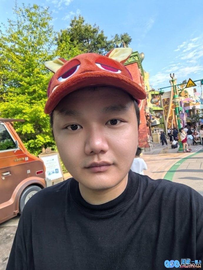 Yagao分享游乐园照：来玩新项目了附上一段灯光秀，快来领略新奇的欢乐时光!