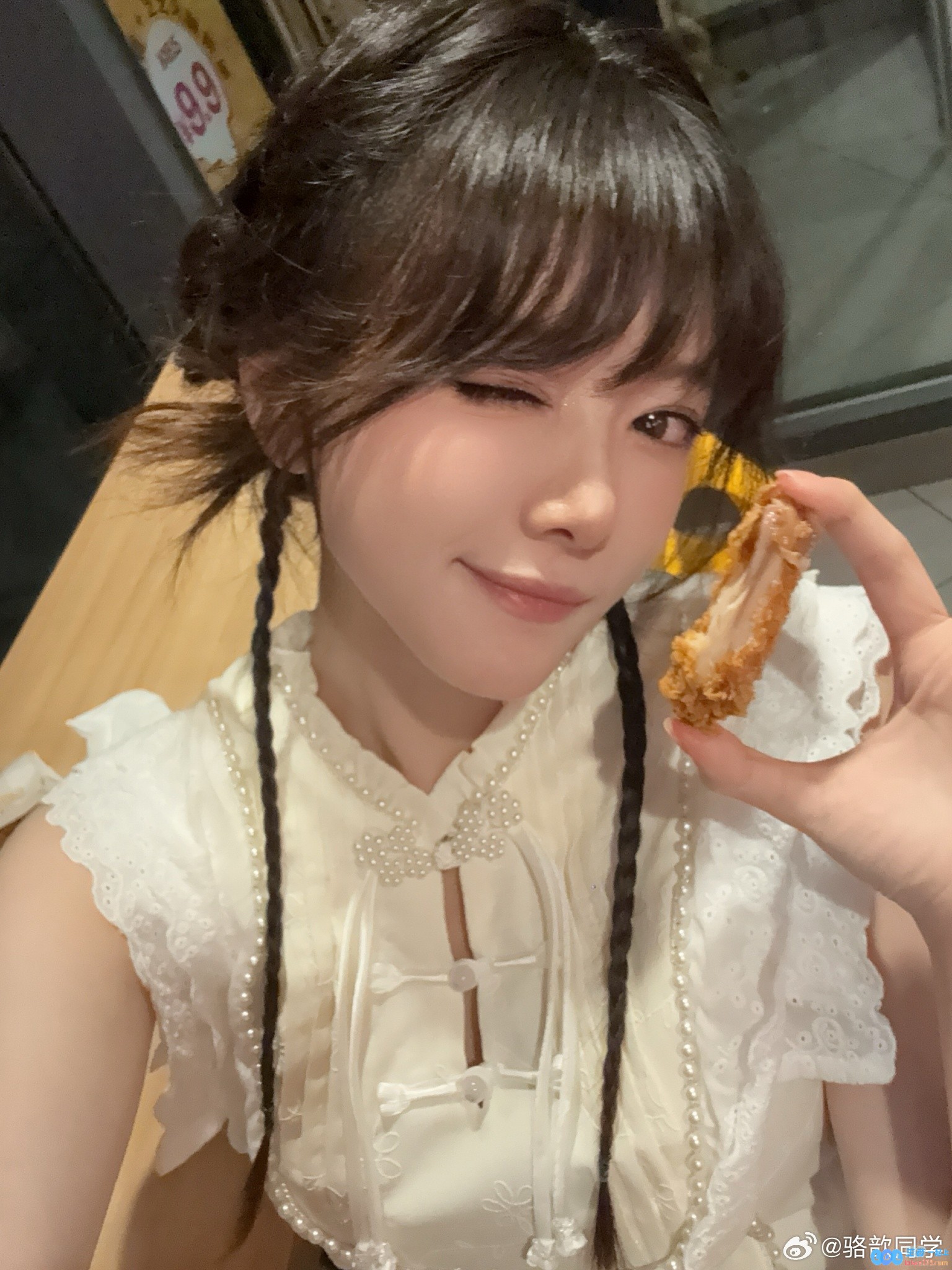 骆歆深夜晒旗袍照祝福高考学子：旗开得胜，前途似锦，愿每位学子都能圆梦