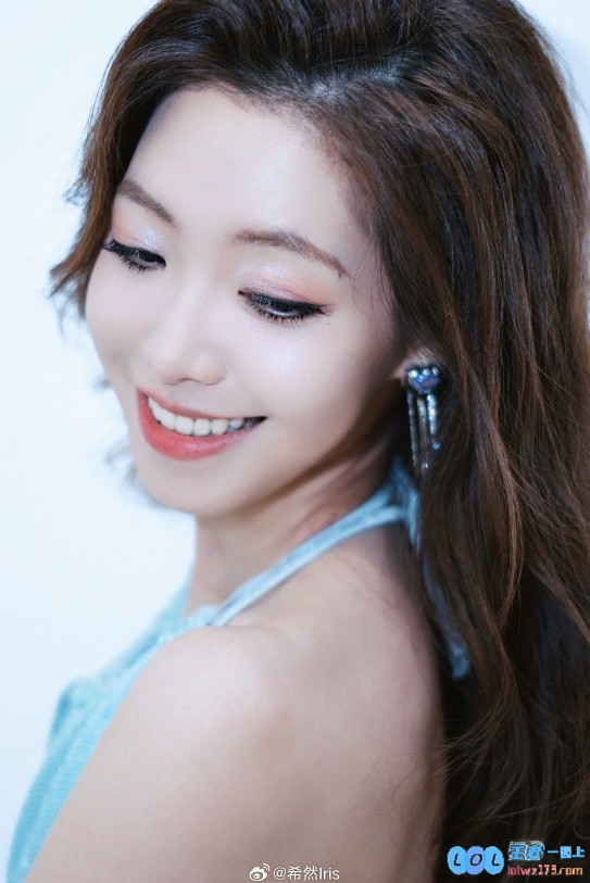 海的女儿！LPL女主持希然晒美照：下周我们会有怎样的际遇呢？