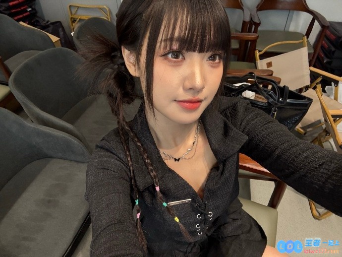 主持人周敢敢晒照：瓦手游线下试玩会带药带保温杯希望能扛住ovo