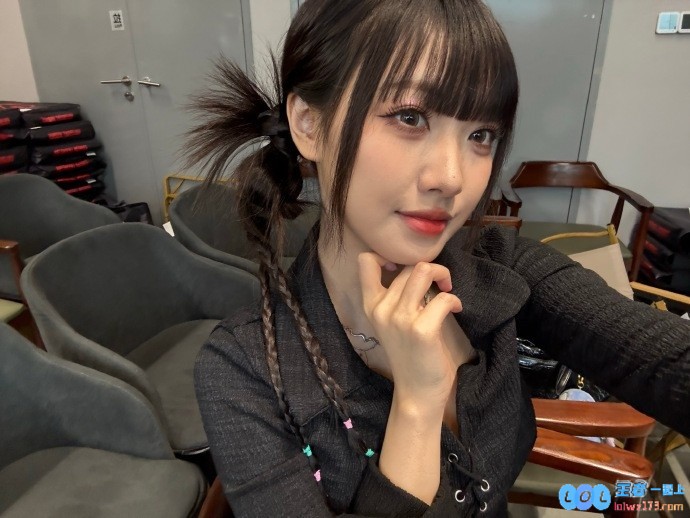 主持人周敢敢晒照：瓦手游线下试玩会带药带保温杯希望能扛住ovo