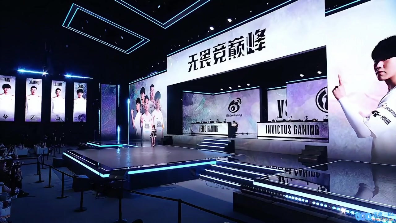 有股青春洋溢的气息！小钰身着无袖露肩小短裙登台亮相，展现清新活力与时尚魅力