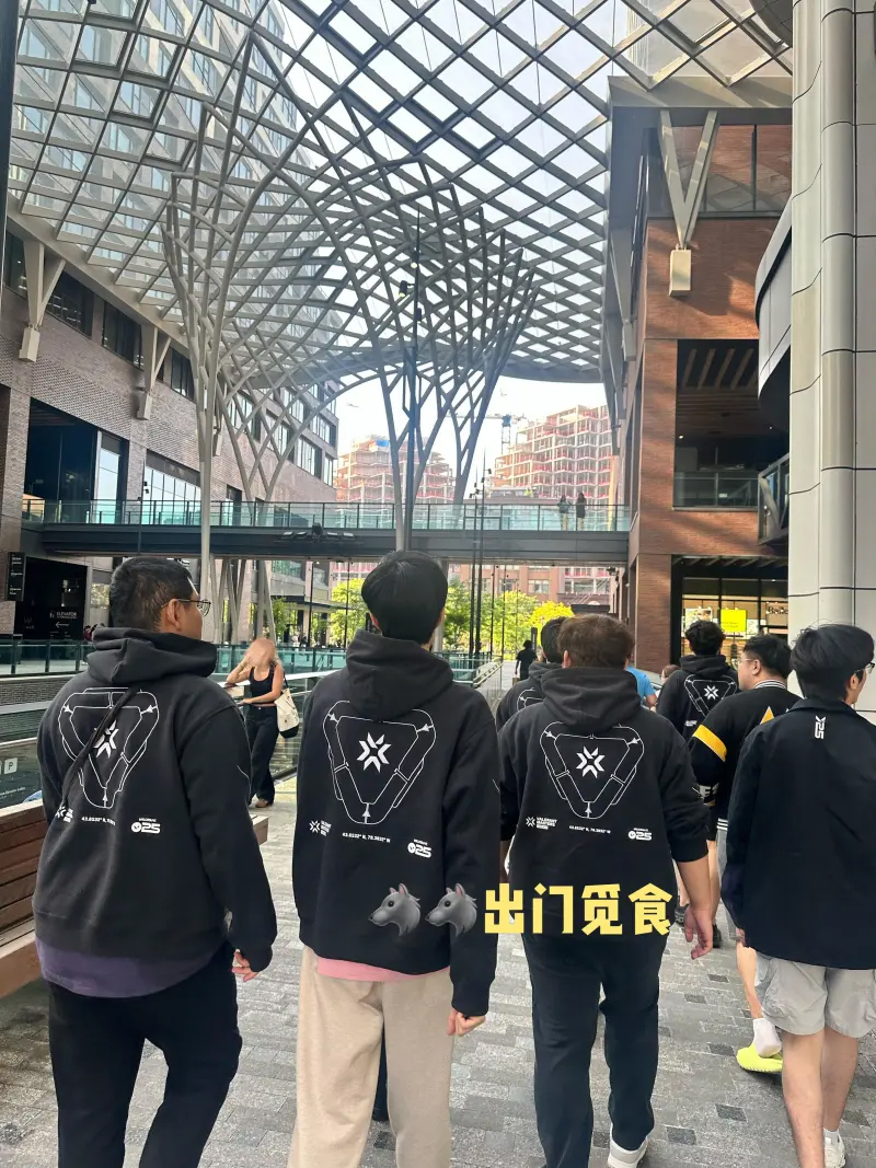 狼队官方发布选手赛场外返图：Juicy说他是SpiderMan