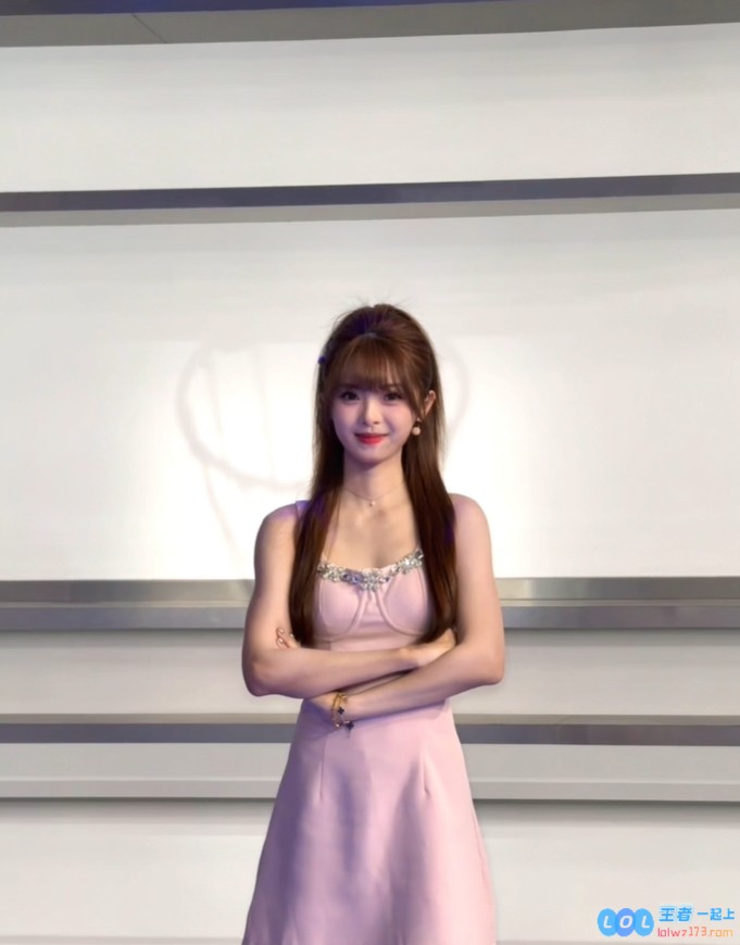 主持泱泱晒照：第一次NBA总决赛接下来让我们在msiewc继续见面吧！?