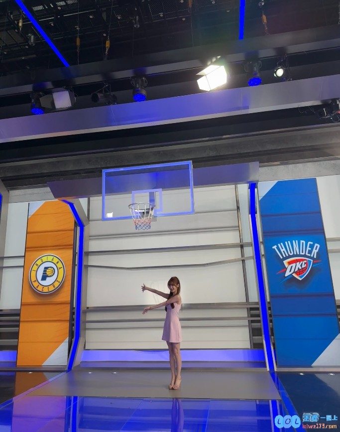 主持泱泱晒照：第一次NBA总决赛接下来让我们在msiewc继续见面吧！?