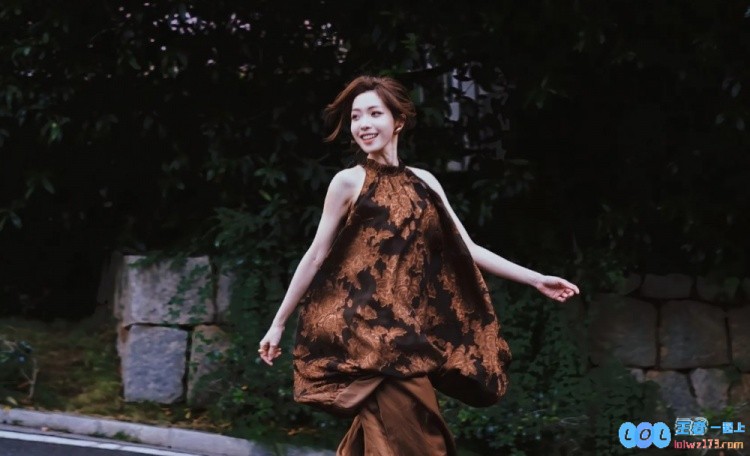 主持希然晒照配乐《如果当时》：把风藏进歌里，唤起那些被遗忘的记忆与情感