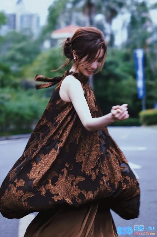 主持希然晒照配乐《如果当时》：把风藏进歌里，唤起那些被遗忘的记忆与情感