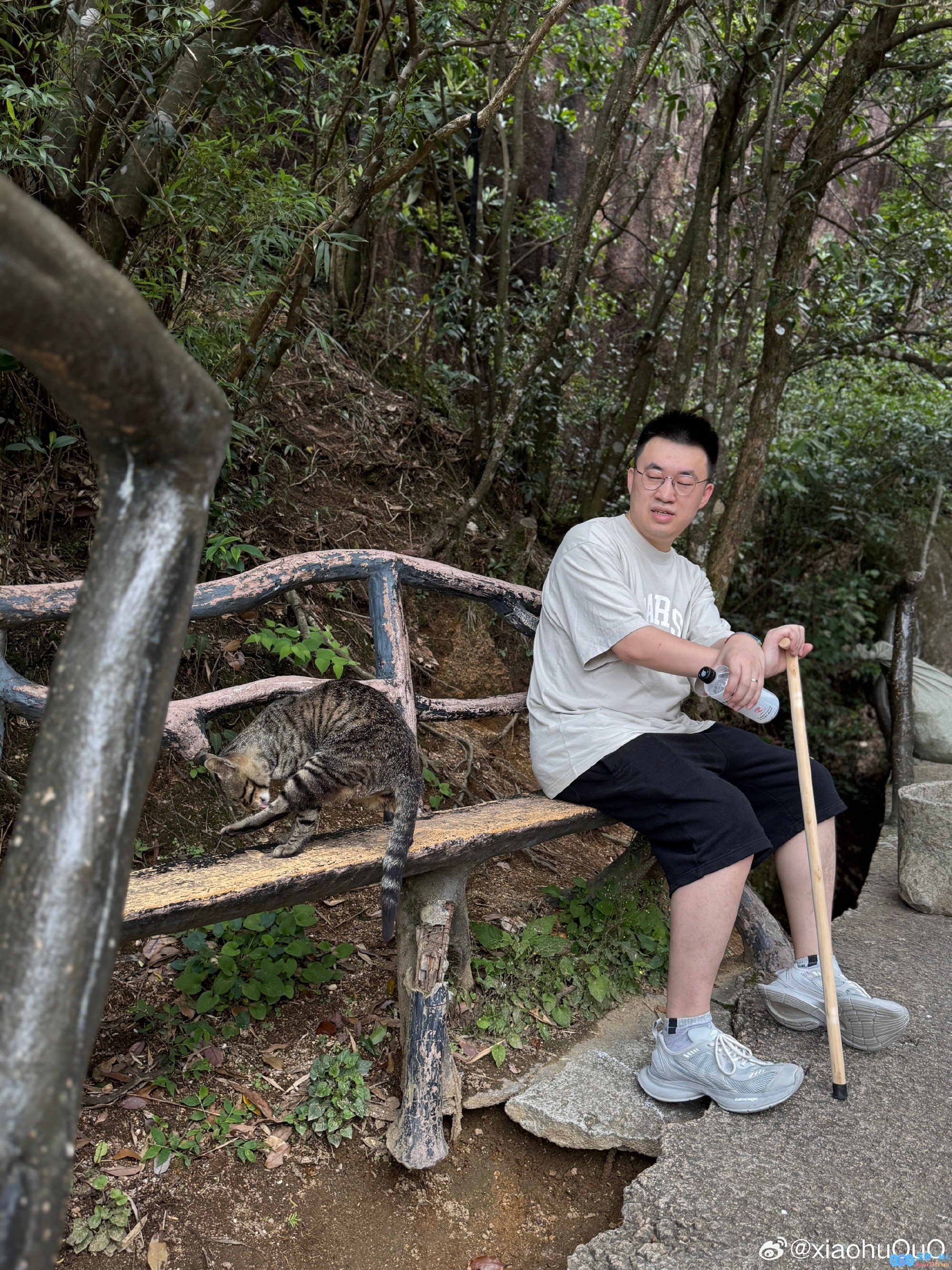 韩国网友看Xiaohu爬山照片：看起来像个40多岁的人，有两个孩子吧，究竟有什么隐情？