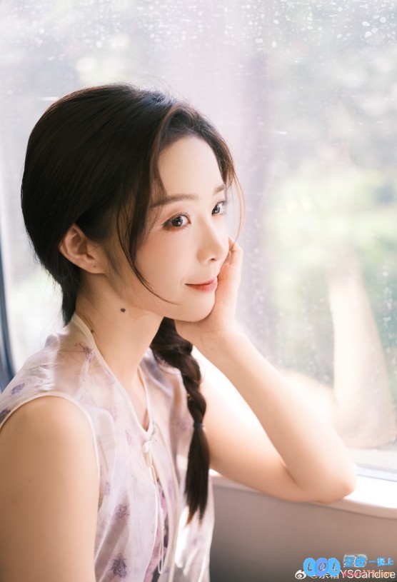 温柔人妻既视感！主持余霜晒照：早上好！打工人准备高铁，一起感受平凡中的温暖