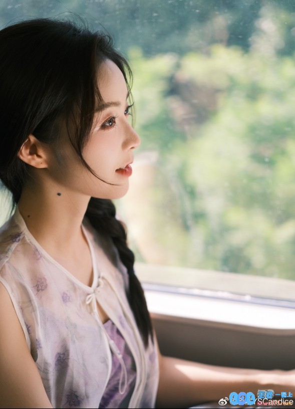 温柔人妻既视感！主持余霜晒照：早上好！打工人准备高铁，一起感受平凡中的温暖