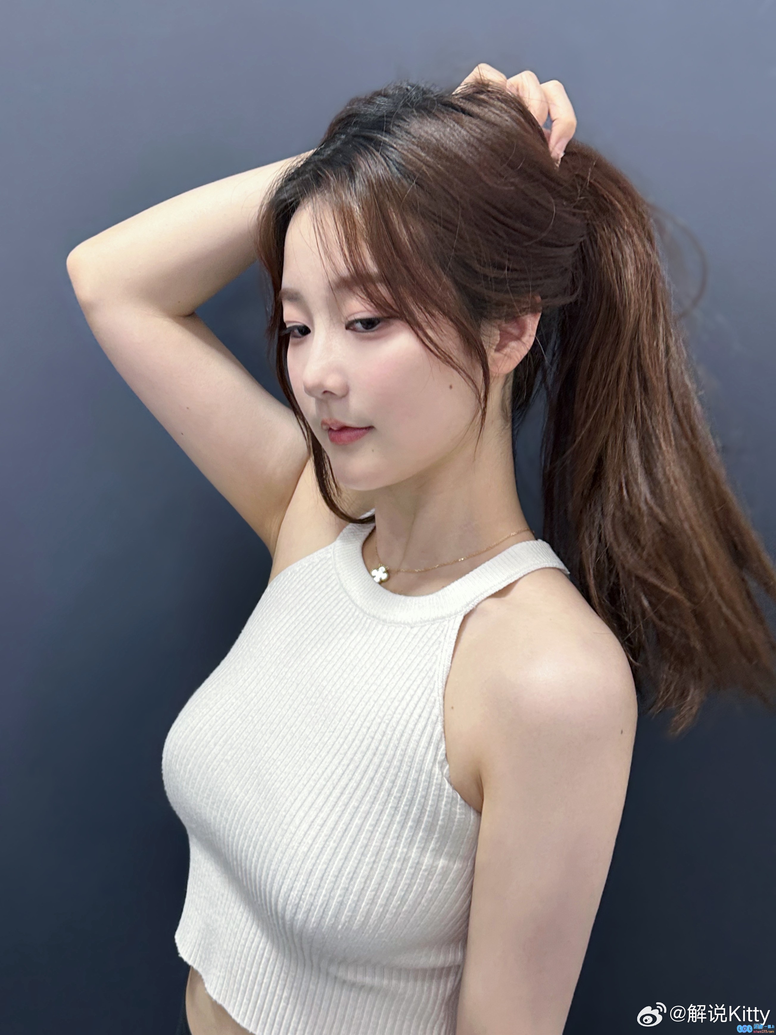 诱人?前LPL英文流解说Kitty分享照片：pose一下?在这一瞬间感受青春的活力与魅力