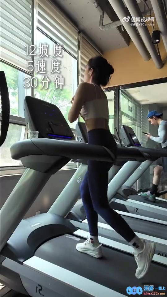 余霜发布工作VLOG：北京主持VLOG最终章！来啦！带你领略属于她的幕后故事