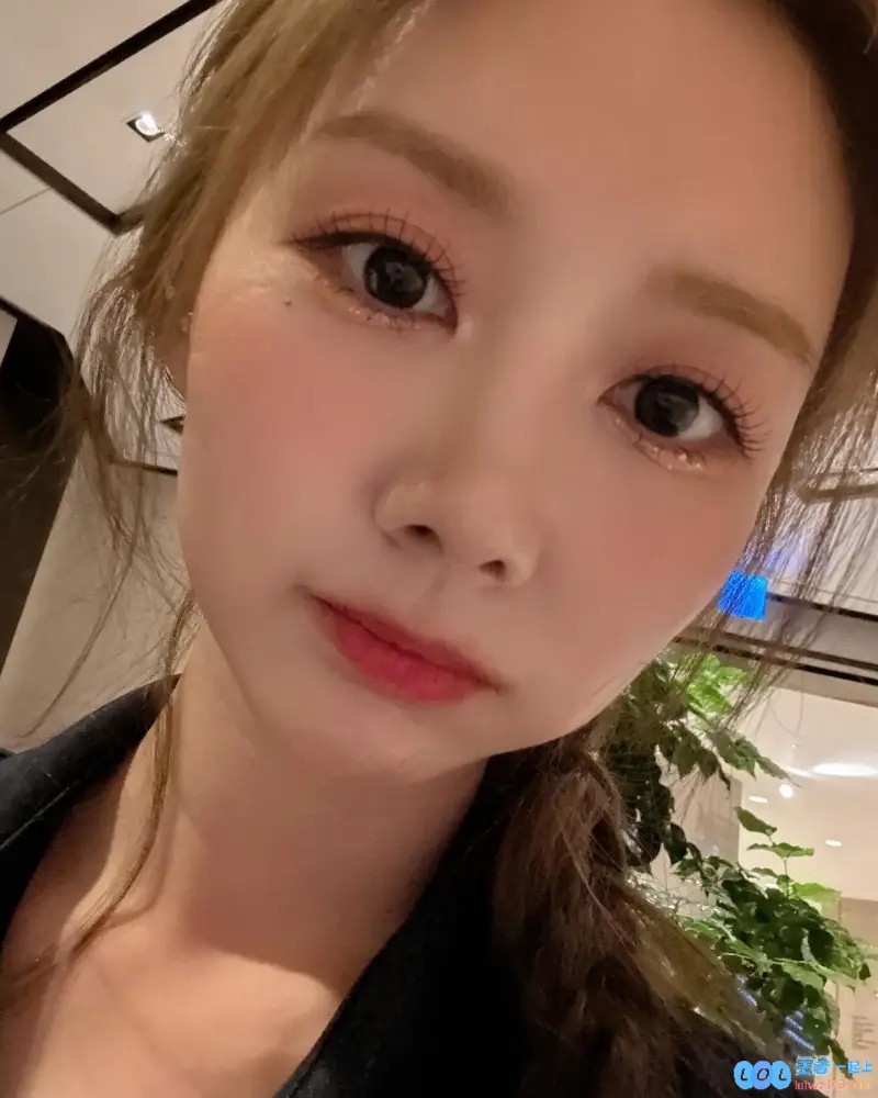 明眸皓齿笑容甜美！LCK主持尹秀彬晒照：重复上班的周末️