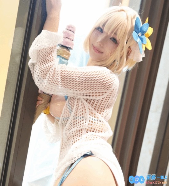 真把粉丝当家人！《剑星》新体模尹雪花COS《棕色尘埃2》金发美人