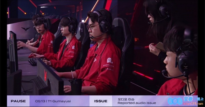 连续两次暂停均为Gumayusi发起，原因是语音出现问题！这也许是一次对游戏沟通方式的反思