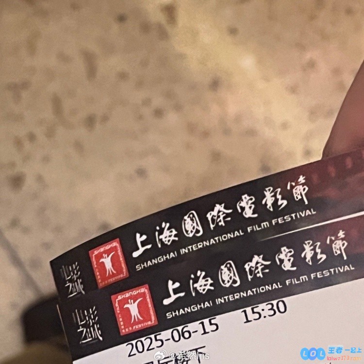 希然分享看电影自拍：赶上勒！今天只抢到两部大家都在看啥～