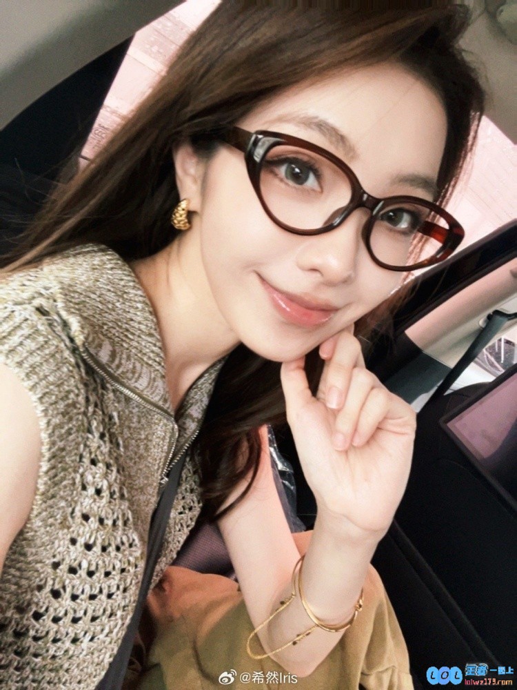 希然分享看电影自拍：赶上勒！今天只抢到两部大家都在看啥～