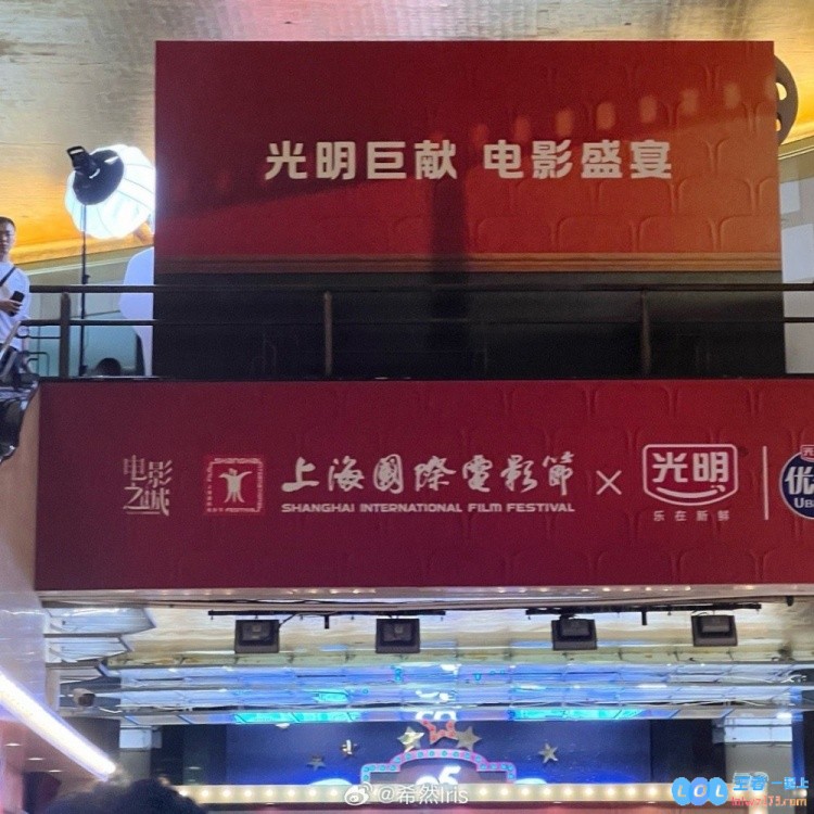 希然分享看电影自拍：赶上勒！今天只抢到两部大家都在看啥～