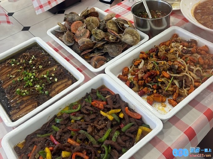 JDG工作人员分享晚餐：JDG食堂开饭啦！最强王者们吃好喝好，欢聚一堂品味生活！