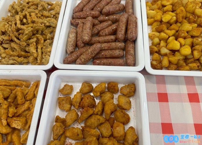 JDG工作人员分享晚餐：JDG食堂开饭啦！最强王者们吃好喝好，欢聚一堂品味生活！